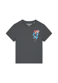 Grafisches graues T-Shirt aus Baumwolle. Mit einem bunten Blitzdesign und einer Rollschuhillustration auf der Vorderseite. Kurze Ärmel.