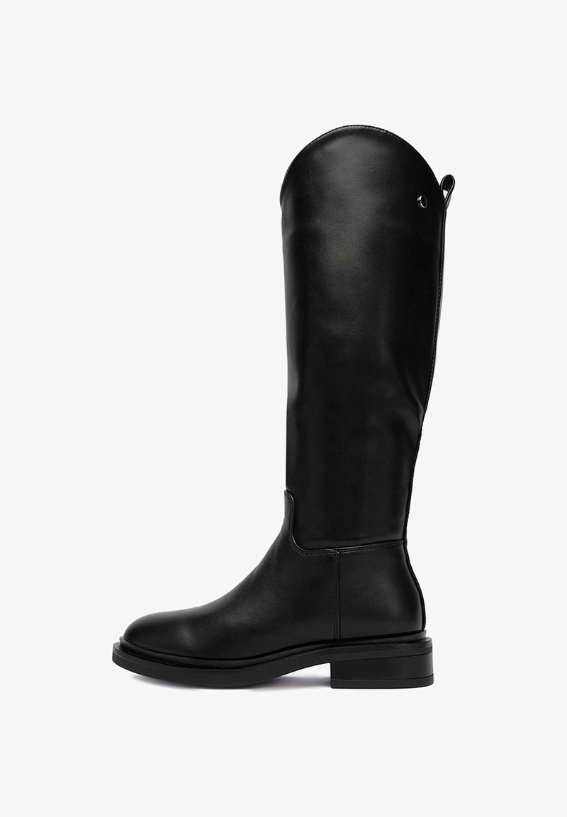 Čierna kožená čižma po kolená s nízkym podpätkom, zaoblenou špičkou a pútkom na vrchole holeně.