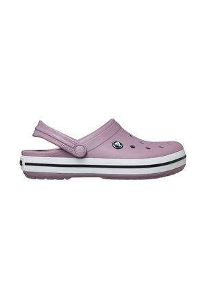 Sabot Crocs lilas avec des trous de ventilation, une bride de talon réglable et une semelle blanche avec une bande noire.