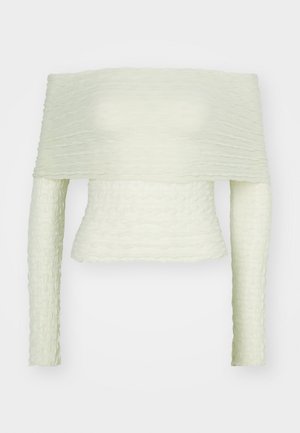 Utenpå-skulder genser i lysegrønn, med teksturert rynket stoff, lange ermer og en tettsittende design, som skaper en strukturert silhuett.