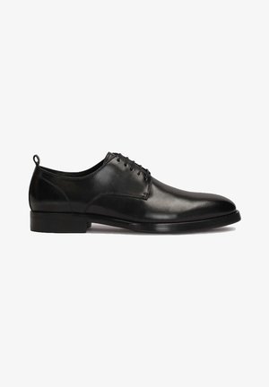 Chaussure de ville en cuir noir avec une finition lisse, bout arrondi, conception à lacets avec six œillets et semelle en caoutchouc basse. Dispose d'une languette au talon.