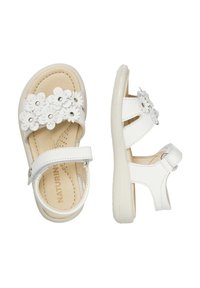 Bílé sandály s květinovými akcenty, nastavitelné řemínky, gumová podrážka a béžová stélka. Mají dekorativní květiny se stříbrnými středy.