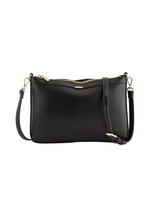 Sac bandoulière en cuir noir avec fermeture éclair dorée, sangle ajustable et finition texturée subtile, sur fond blanc.