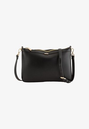 Sac bandoulière en cuir noir avec fermeture éclair dorée, sangle ajustable et finition texturée subtile, sur fond blanc.