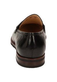 Zwarte leren instapper met een ronde neus, een gladde textuur en een contrasterende bruine zool. Voering met een minimalistisch stikseldetail.