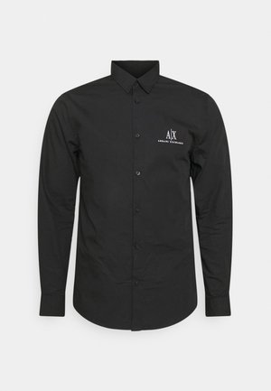 Schwarzes langärmliges Hemd mit Kragen und Knopfleiste, mit weißem „A|X Armani Exchange“-Logo auf der linken Brust.