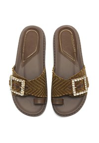 Sandalias deslizantes trenzadas de color marrón con una correa texturizada que presenta una gran hebilla decorada. Plantilla suave con bordes lisos y suela sólida.