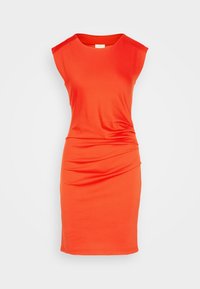 Abito rosso senza maniche realizzato in tessuto elasticizzato; presenta una silhouette aderente e dettagli arricciati sui fianchi per forma e texture.