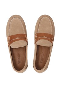 Beige Wildleder-Läufer mit einem braunen Wildleder-Akzentriemen, weißen Nähdetails und einer Leder-Innensohle. Leicht und im Slip-On-Design.