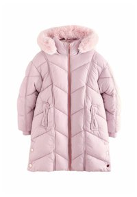 Roze puffer kaput s chevron štepom, kapuljača obložena krznom, prednji zatvarač i bočne džepove s mašnama. Mekana tekstura i oversized silueta.