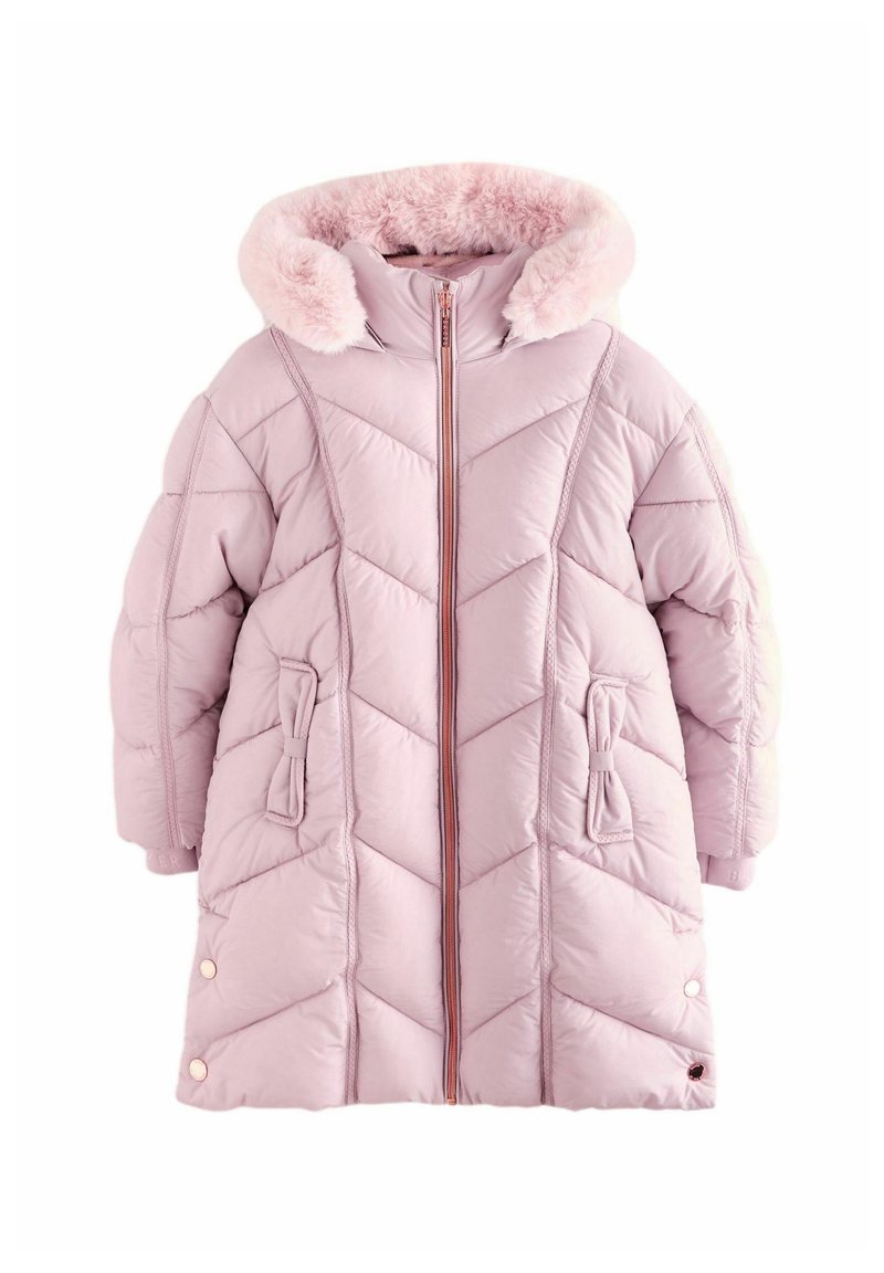Roze puffer kaput s chevron štepom, kapuljača obložena krznom, prednji zatvarač i bočne džepove s mašnama. Mekana tekstura i oversized silueta.
