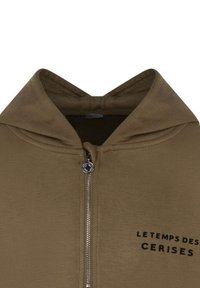 Sweat à capuche zippé en vert olive, fabriqué à partir d'un tissu doux. Dispose d'une fermeture éclair en métal et d'un texte imprimé sur le devant, "LE TEMPS DES CERISES."