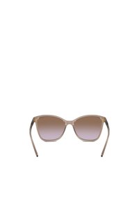 Occhiali da sole con gradiente marrone, montatura trasparente beige, forma cat-eye sottile e dettagli dorati sulle tempie.