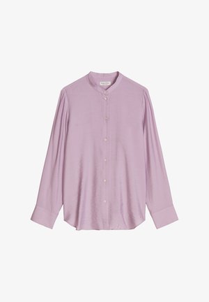 Blouse lilas à manches longues avec col mandarin, patte de boutonnage sur le devant et larges poignets, confectionnée dans un tissu lisse légèrement brillant.
