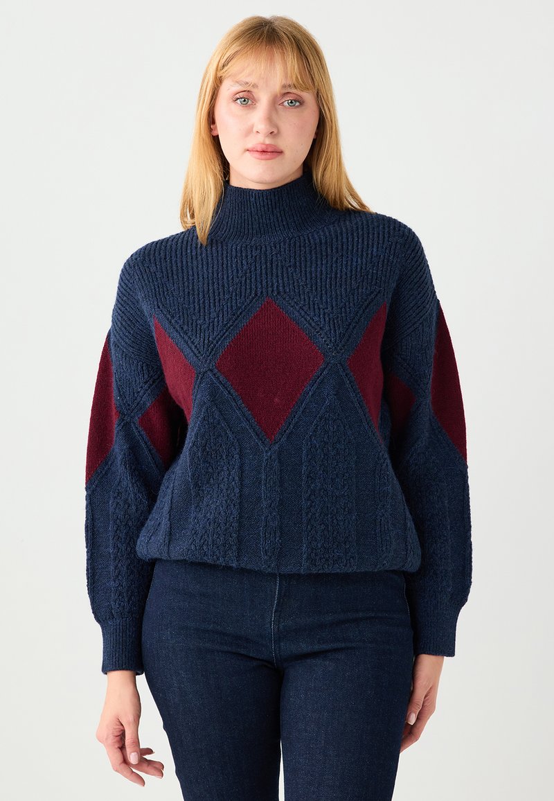 Maglione lavorato a maglia blu navy con collo alto; presenta motivi a diamante color amaranto e maniche strutturate; vestibilità comoda e design corto.