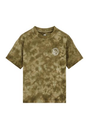 Koszulka z krótkim rękawem w oliwkowym kolorze tie-dye z okrągłym dekoltem i małym białym okrągłym logo na lewej piersi.