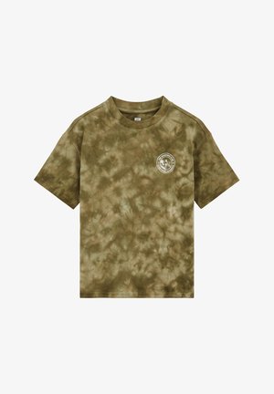 Camiseta de manga corta teñida con efecto tie-dye en verde oliva, con cuello redondo y pequeño logo circular blanco en el pecho izquierdo.