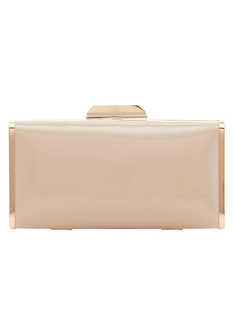Borsa clutch in materiale beige lucido con accessori in metallo dorato, forma rettangolare e chiusura a scatto nella parte superiore. Texture liscia.