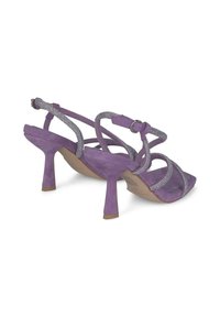 Sandalias de tacón alto de ante morado con correas entrelazadas, adornadas con acentos metálicos, punta abierta y un tacón delgado.