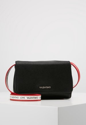 Sac à bandoulière noir Valentino avec finition texturée, logo doré et sangle rouge comportant un texte "LOVE VALENTINO" répété sur fond blanc.