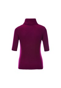 Pullover s krátkým rukávem a rolákem v jasně magentové barvě, vyrobený z měkkého pleteného materiálu s žebrovanými detaily kolem límce a lemů rukávů.