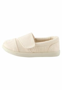 Beige Stoff Slipper mit abgerundeter Zehenpartie, Klettverschluss und Gummisohle, ausgestattet mit strukturiertem Canvasmaterial und einem dezenten Steppdetail.