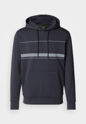 Marinehætte med kængurulomme, snøre i hætten og prægede "BOSS" logo. Har grå striber over brystet og ribbede manchetter.