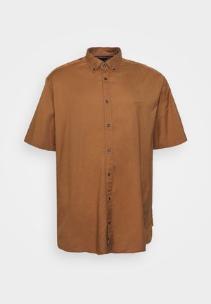 Brun kortærmet skjorte med knapper og en knappet krave samt sorte knapper foran, vist på hvid baggrund.