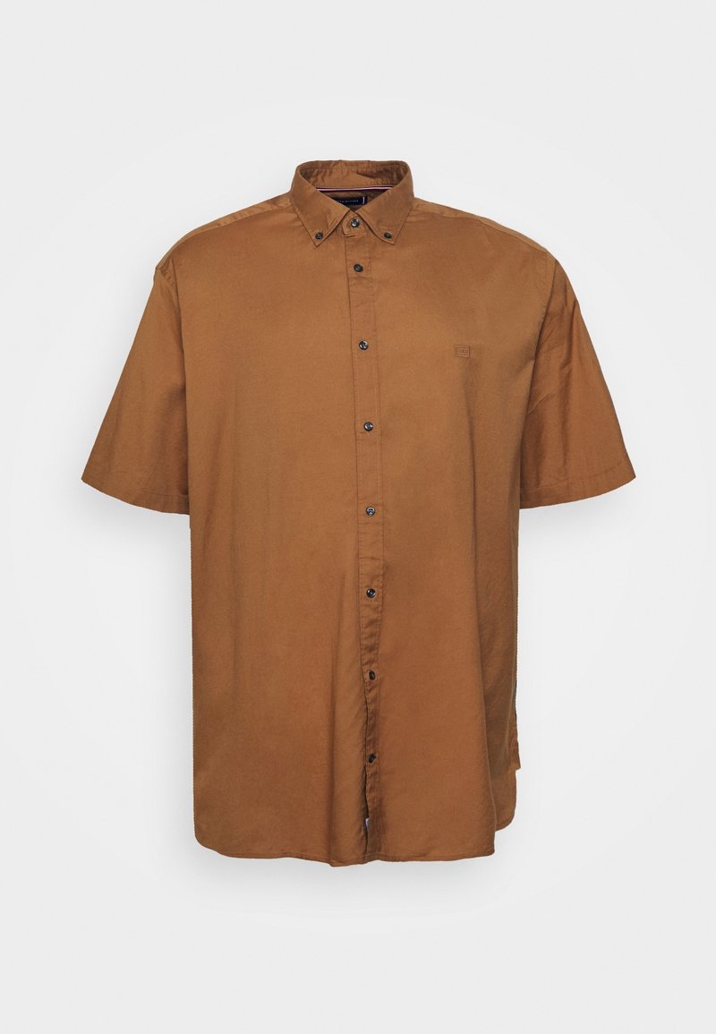 Brązowa, krótka koszula na guziki z kołnierzykiem zapinanym na guziki oraz czarnymi guzikami z przodu, pokazana na białym tle.