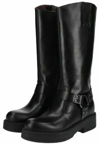 Stivali neri in pelle al ginocchio con suola piatta, caratterizzati da una larga fascia e un accento con fibbia. Texture liscia e un design elegante e minimalista.