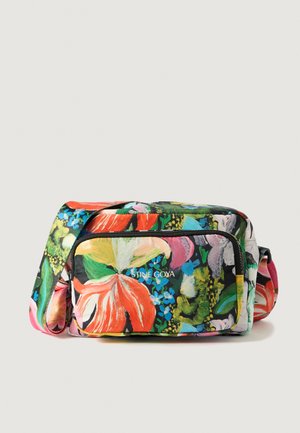 Blomstret crossbody-veske med en blanding av sterke farger, justerbar stropp, glidelåslomme og "STINE GOYA"-logoen på fronten.