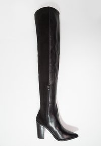 Botas de rodilla negras con una combinación de cuero liso y de ante. Punta afilada y tacón alto ancho. Cremallera lateral y sutiles acentos de tachuelas.