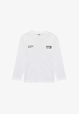 Chemise blanche à manches longues avec texte noir « N-YORK Athl. Dept. » sur le côté gauche de la poitrine et « Take The Shot Track & Field » accompagné d'un graphisme de lancer du poids sur le côté droit de la poitrine.