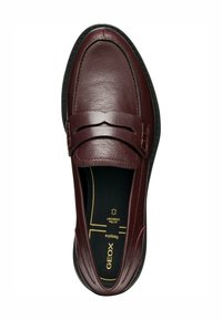 Mocassini in pelle bordeaux con una texture liscia, dotati di una fascia decorativa e dettagli di cucitura, e una suola in gomma nera.