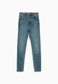 Vaqueros de mezclilla azul con un corte ajustado, cinco bolsillos, cremallera y detalles de costuras en contraste. La tela tiene una textura desgastada.