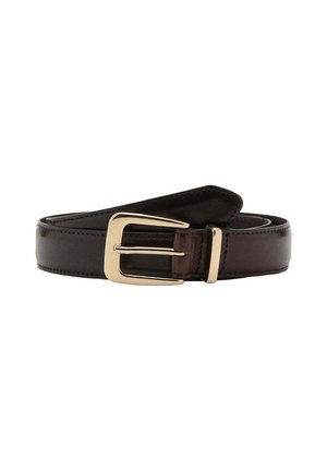 Cintura in pelle marrone scuro arrotolata con fibbia rettangolare in metallo dorato e passante abbinato su sfondo bianco.