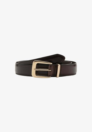Cintura in pelle marrone scuro arrotolata con fibbia rettangolare in metallo dorato e passante abbinato su sfondo bianco.