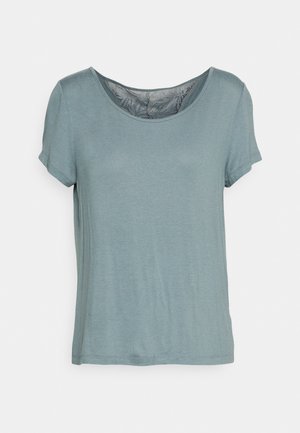 Camiseta de manga corta color azul claro, hecha de una tela suave, con escote redondeado y un corte relajado. Presenta una superficie lisa, sin adornos.