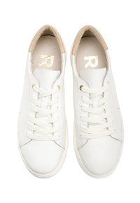 Weiße Leder-Sneaker mit strukturiertem Finish, runde Zehenpartie, goldenen Akzenten und flachen Schnürsenkeln. Helle, tanfarbene Innenauskleidung. Einfaches, minimalistisches Design.