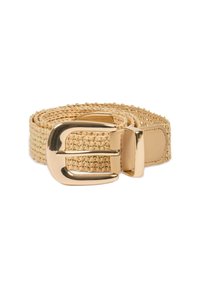 Cintura intrecciata color marrone chiaro con fibbia metallica dorata e dettagli di cucitura, arrotolata su uno sfondo bianco.