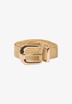 Cintura intrecciata color marrone chiaro con fibbia metallica dorata e dettagli di cucitura, arrotolata su uno sfondo bianco.