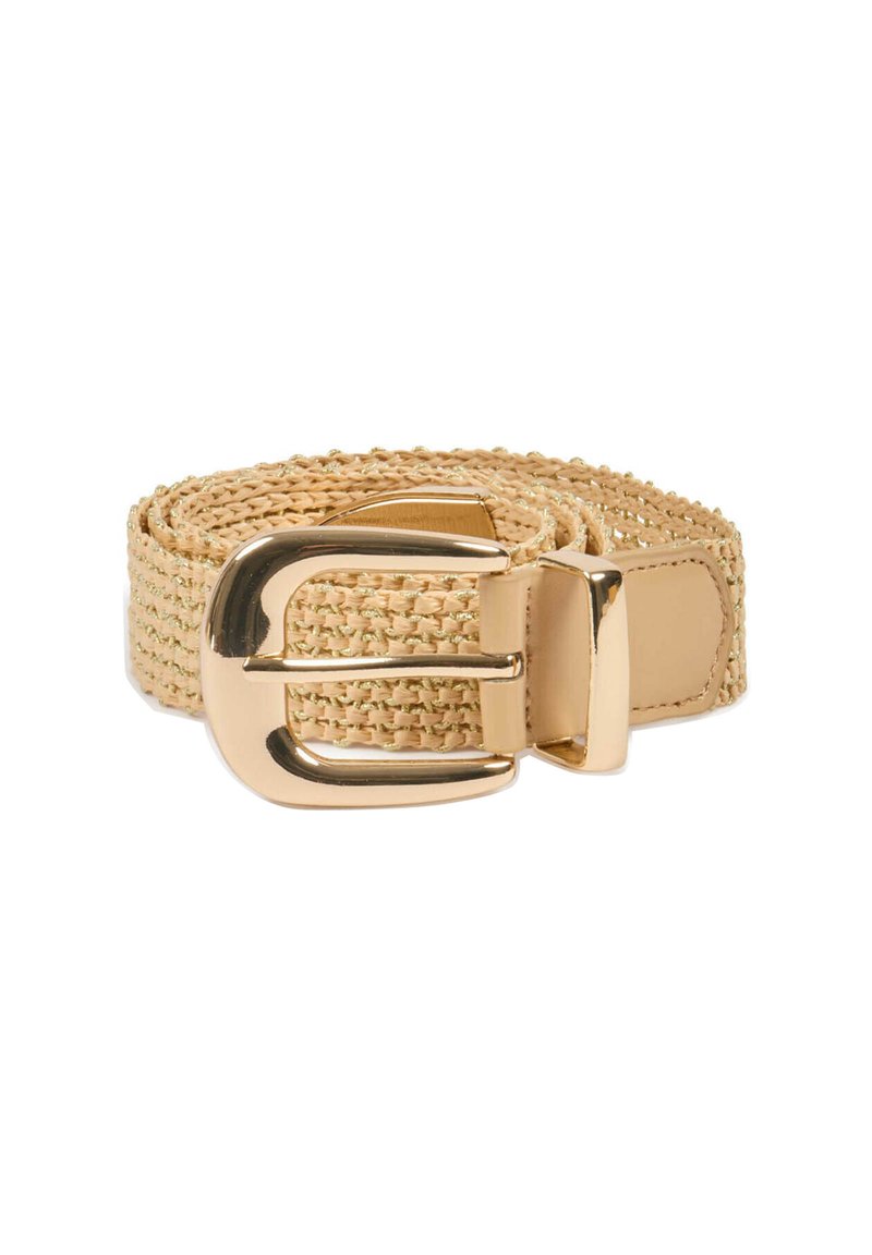 Cintura intrecciata color marrone chiaro con fibbia metallica dorata e dettagli di cucitura, arrotolata su uno sfondo bianco.