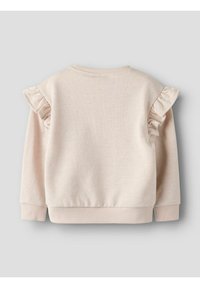 Lys beige genser med rynkede skulderdetaljer, ribbestrikkede mansjetter og kant. Glatt tekstur med rund halsutringning og avslappet passform.