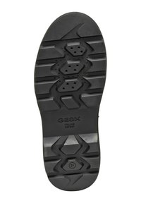 Suela de zapato de goma negra con un patrón hexagonal, ranuras para tracción y agujeros perforados para transpirabilidad. Presenta la marca "GEOX".