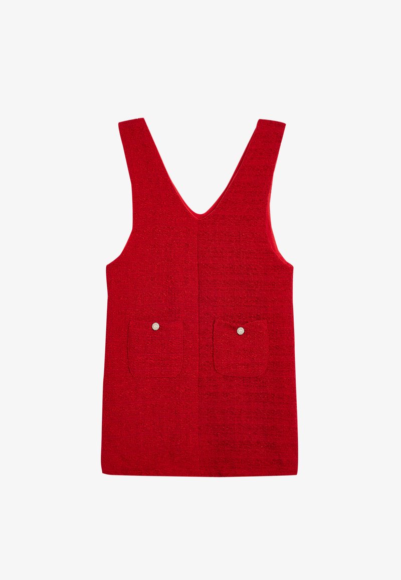 Abito rosso senza maniche con scollatura a V, tessuto testurizzato, due tasche frontali con dettagli metallici e forma dritta.