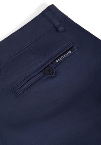 Marinblå byxor med en slät yta, med knappstängning och en liten "POLO CLUB"-etikett på bakfickan. Klassisk design.