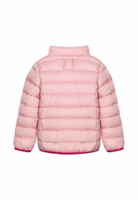 Giacca imbottita rosa con un design trapuntato, caratterizzata da cuciture orizzontali, colletto alto e accenti rossi a contrasto sui polsini e sull'orlo.