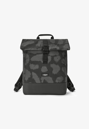 Sac à dos noir en tissu texturé avec un motif tacheté, des bretelles réglables, une fermeture roulée et une étiquette de marque à l'avant.