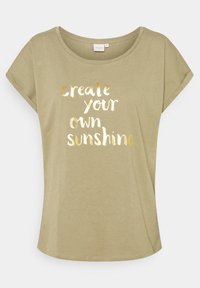 Olivengrünes T-Shirt mit kurzen, hochgerollten Ärmeln, rundem Halsausschnitt und metallic goldenen Aufdruck mit der Aufschrift "Schaffe dein eigenes Sonnenlicht." Aus Baumwollmaterial.