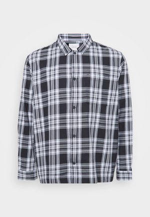 Chemise à carreaux noir et blanc à boutons, avec un col standard, des manches longues et une poche poitrine. Tissu doux avec une texture lisse.